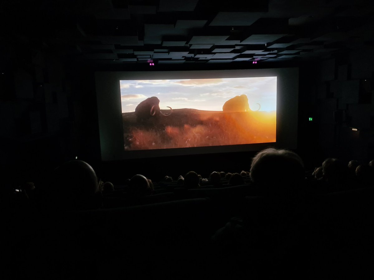 SNEAKPEAK | Vandaag zijn wij aanwezig bij de Première van de originele UNESCO-Geoparkfilms over de Hondsrug. Deze films zijn ontstaan uit een samenwerking van <a href="/Hondsruggeopark/">DeHondsrugGeopark</a> en UNESCO Geopark TERRA.Vita. Lees meer via: bit.ly/3oC2FTz.
