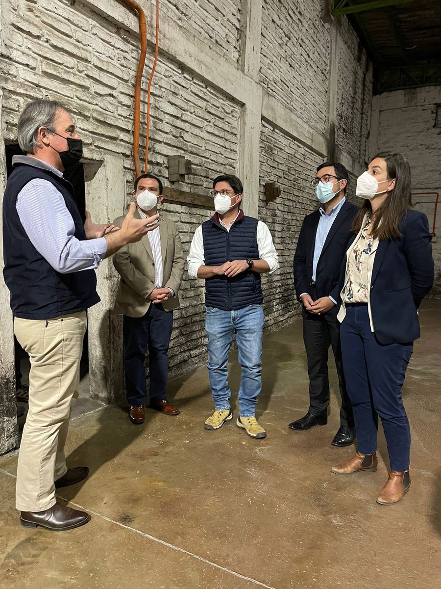 ProChile_Oh's tweet photo. Autoridades regionales encabezadas por el @DPROhiggins, @RicardoGuzman, la directora de @ProChile_Oh @joakinarriagada y @Al_AlvarezV visitaron la viña @LaRonciereWines para el lanzamiento del concurso #Silvoagropecuario 2022 de @ProChile en apoyo a nuestras  exportaciones https://t.co/vxLM5dZzYs