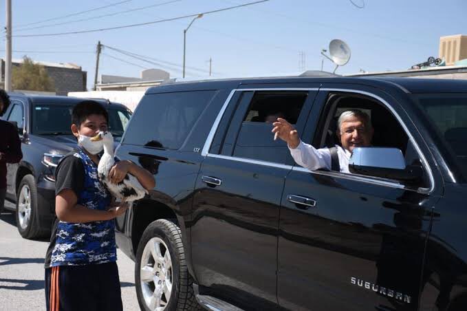 ChuecoEnMexico's tweet photo. @GmoSheridan @jccharc Lo dice el "Supremo" (loco) que prefiere las Suburbanas, vivir en un Palacio 👑🇪🇸, tener un rancho (La Chingada*) y que sus hijos vivan más ostentosos en 🇺🇸 sin trabajar.

*Por cierto, nadie en su sano juicio le llama a un lugar donde vive así, a menos que le falte un tornillo. https://t.co/LUntnZ6NMj