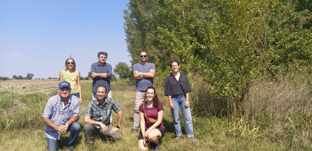 LegambienteLab's tweet photo. Il team di @LIFETerraEurope a Viadana in provincia di Mantova dove @Legambiente, unico partner italiano di #LifeTerra, pianterà diverse specie di #alberi 🌳Iscriviti alla newsletter per info sugli eventi👉https://t.co/CTu8qb8lLg
#Letsplantogether #ClimateActioNow @LIFEprogramme https://t.co/25qEOErI6K