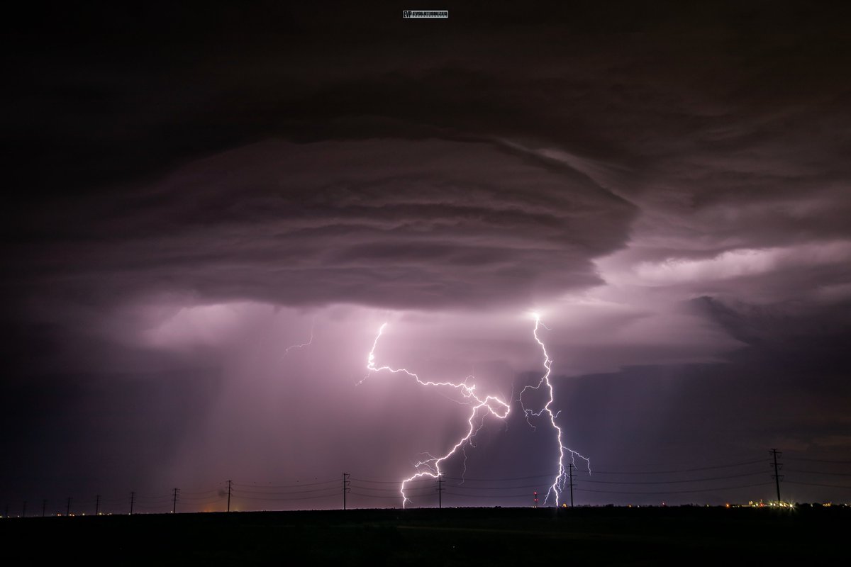 Becca_Furnish's tweet photo. A final favorite from the Casa Grande, AZ storm back on Sept. 29th. I cant wait for it to be May! #azwx #wxtwitter #nwsphoenix #stormhour #lightning https://t.co/DjLpITJXjr