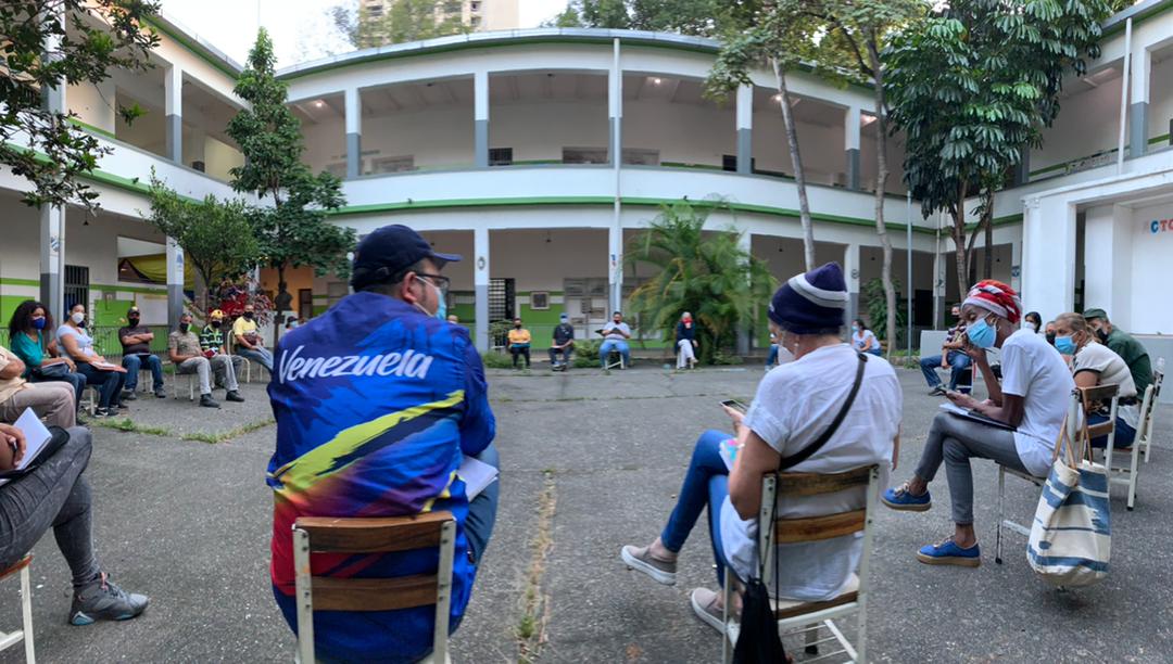 _CarlosMogollon's tweet photo. La columna vertebral de los procesos electorales son las UBCH, con amor y entrega hacen posible que el chavismo siga siendo la mayor fuerza política de este país 🔥💪🏻

A ellos el respeto, el amor y el reconocimiento de cara al #21Nov 

¡Caracas vuelve a sonreír! 
@gestionperfecta https://t.co/YGvar7Odax
