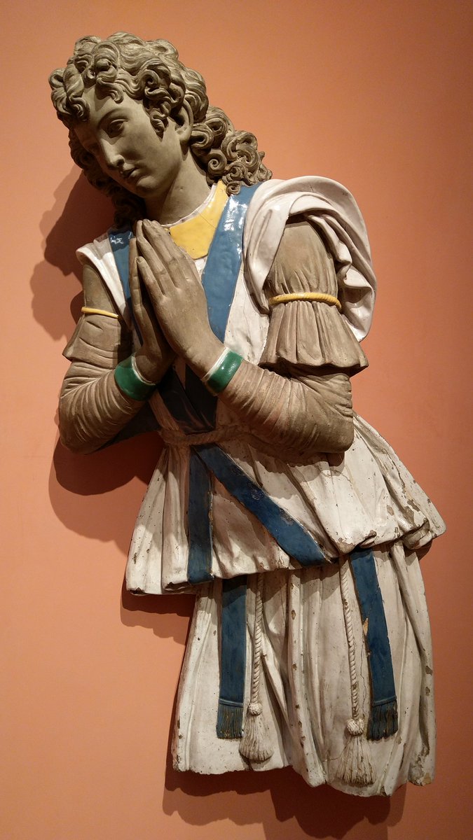 RestauraThyssen's tweet photo. La revisión periódica de las salas del museo, ha puesto de manifiesto que un antiguo añadido, en uno de los "Ángeles en adoración" (1510) del taller de Della Robbia, necesitaba una pequeña intervención que ayudase a fijar de nuevo este volumen.
Ahora ya no corre riesgo alguno 👍🏽 https://t.co/9cYz2Qv8zI