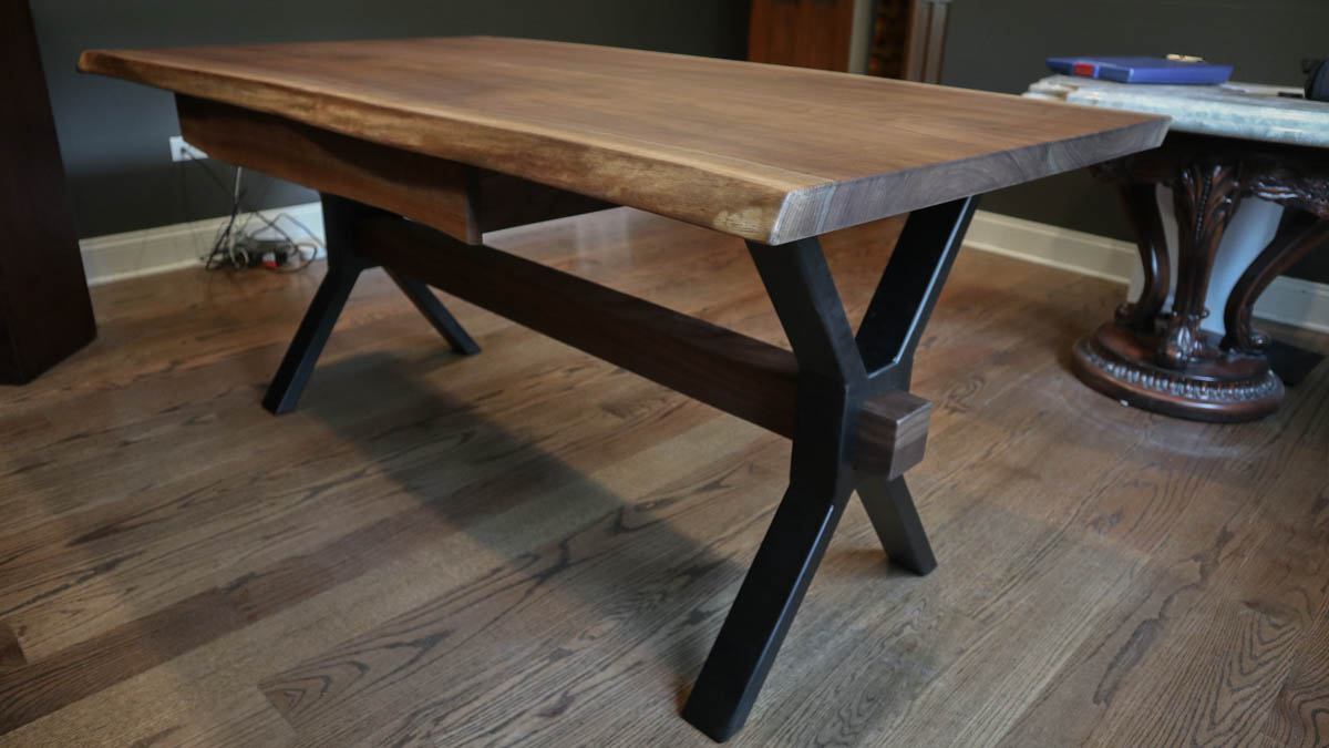 HandmadeTables's tweet image. Another custom desk complete!

For this, the top is a walnut slab with wood carried throughout the rest of the piece.

#customdesk #metasldesk #wooddesk