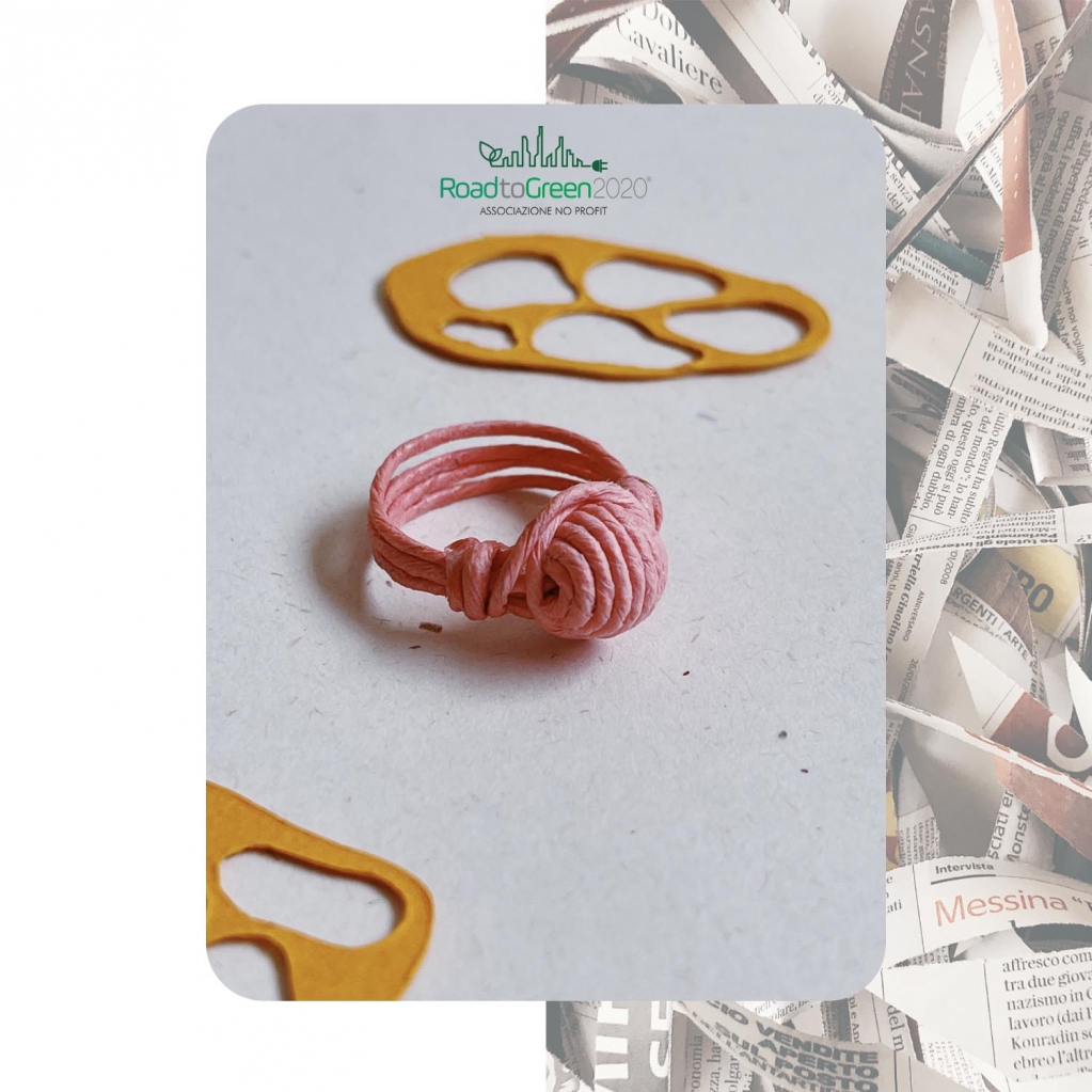 💚 Può la carta trasformarsi in un bellissimo filato e dar vita ad accessori bellissimi? La risposta è sì! Questo è il progetto Cartalana di Marcella Stilo, tra i finalisti del #contest #roadtogreen

📝Usando un antico fuso, trasforma la #carta in bracciali, anelli e…