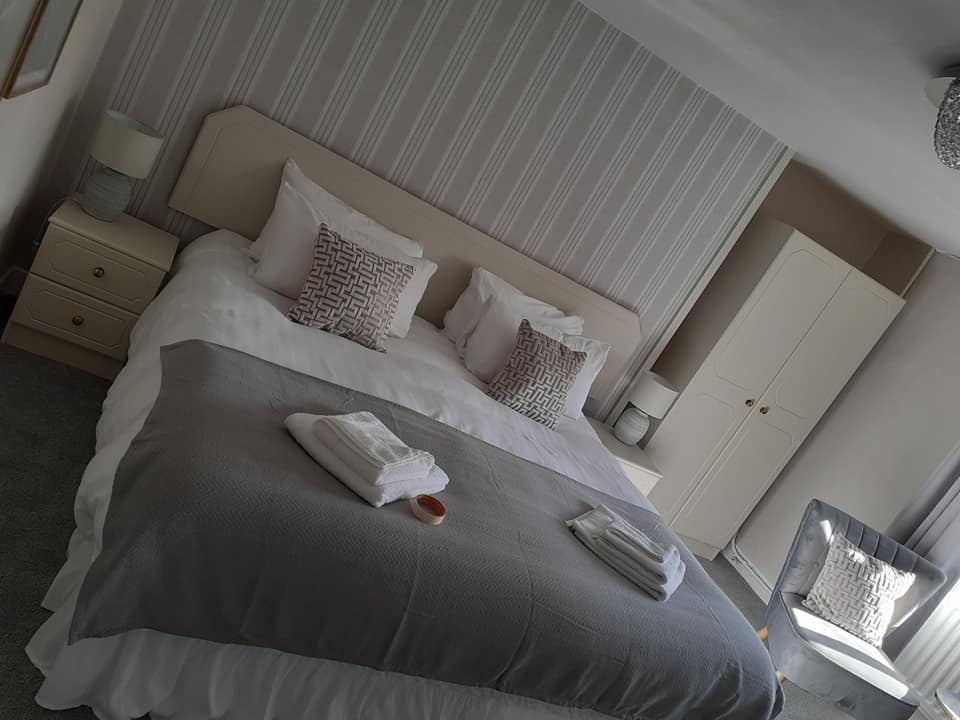 TheBBDirectory's tweet photo. The Hand Hotel offers excellent accommodation in Chirk, on the edge of the Ceiriog Valley. Located right next to Chirk Railway, this hotel provides easy access to Llangollen, Wrexham, Oswestry and Whitchurch. 
https://t.co/oUoFK4oCrT
#Holiday #Accommodation #BandB #CeiriogValley https://t.co/ruCNQaoq97