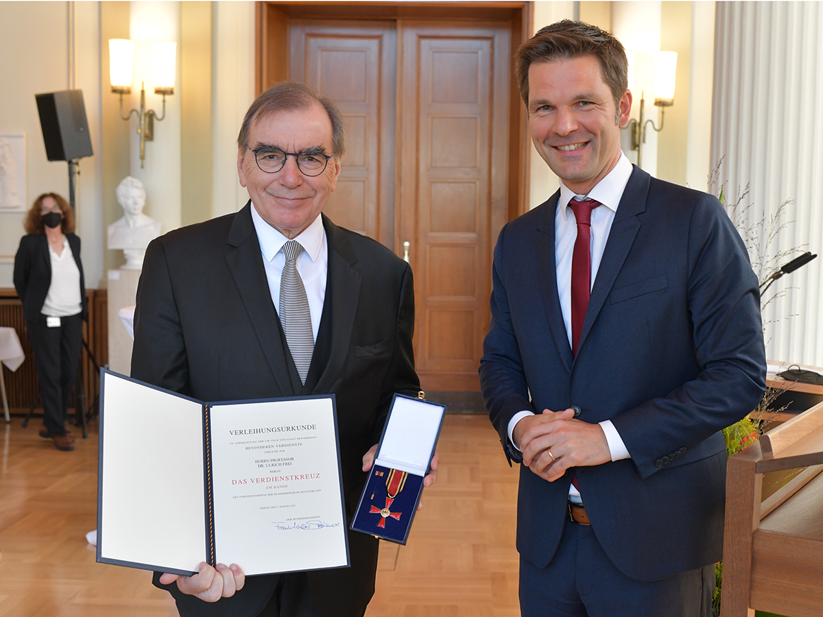 Wir gratulieren <a href="/frei_ulrich/">Ulrich Frei</a>! Der ehemalige Ärztliche Direktor und Vorstand Krankenversorgung der #CharitéBerlin erhielt heute von <a href="/SteffenKrach/">Steffen Krach</a>, Staatssekretär für Wissenschaft und Forschung in Berlin, das #Bundesverdienstkreuz. 📷 Senatskanzlei Berlin charite.de/service/presse…