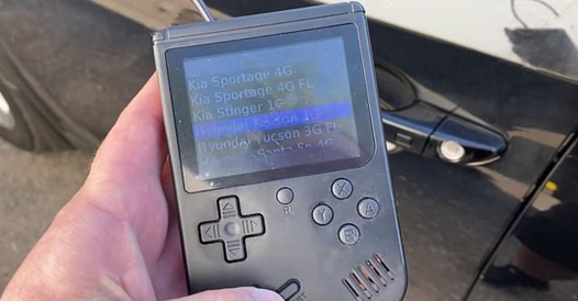Corriere's tweet photo. La «banda del Game Boy»: ruba auto con una console modificata https://t.co/sLWYbernUu https://t.co/VKDaSwxHiP
