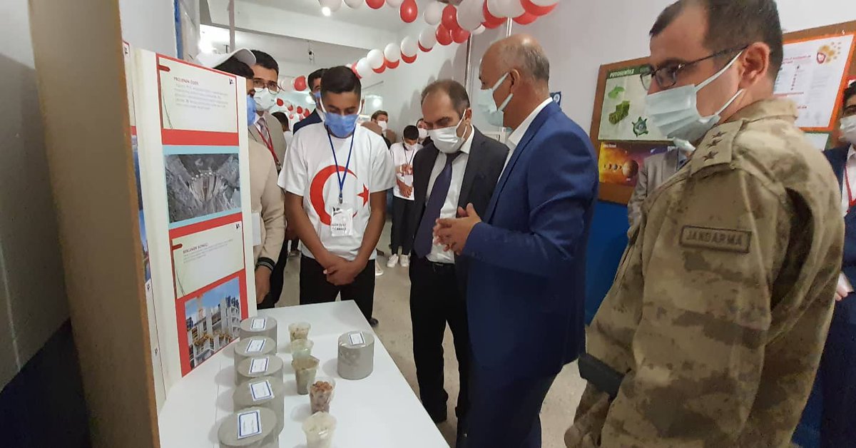 malazgirtmem's tweet photo. Malazgirt Belediye Başkanı Sayın Cengiz Altın, Jandarma Komutanı Sayın Aydın Aydın ve İlçe Milli Eğitim Müdürümüz Sayın Vedat Kaya Feyzi Akkaya Mesleki ve Teknik Anadolu Lisesinin düzenlemiş olduğu TÜBİTAK Bilim Fuarına katılım sağladılar. https://t.co/QVRUKdWGnV