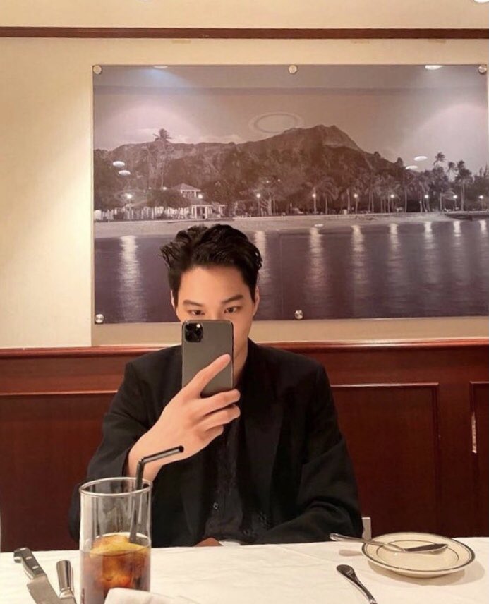 marshmelolifeu's tweet photo. lagi ah #EXOLSelcaDay nya 🤣 yg ini edisi halusinasi…
had the most romantic dinner with nini #happyme #photobynini @weareoneEXO https://t.co/QRUuqcD3OC