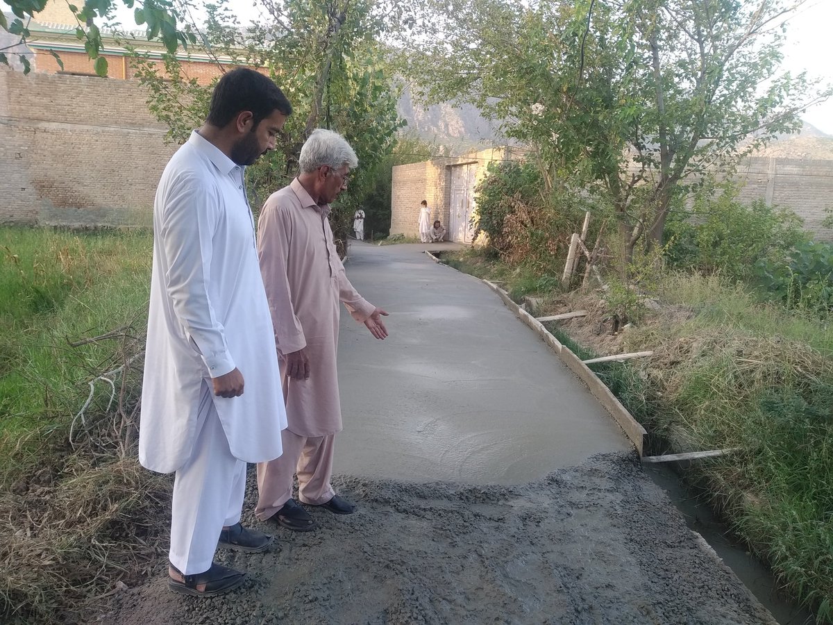 nawazBangash18's tweet photo. چیرمین کشمیر کمیٹی 
شہریار آفریدی کے فنڈ سےویلج کونسل نصرت خیل حلقہ 82 کوھاٹ  میں گلی نالی پر کام جاری ہے۔ تحصیل رول صدر نواز بنگش ،عامر جمیل کے کوشش منظور ھوئی
شکریہ pti 💪 یہ گلی پہچلے 70سال سے نہیں ھوئی تھے 
@ShehryarAfridi1 https://t.co/z1JZLSjhi7