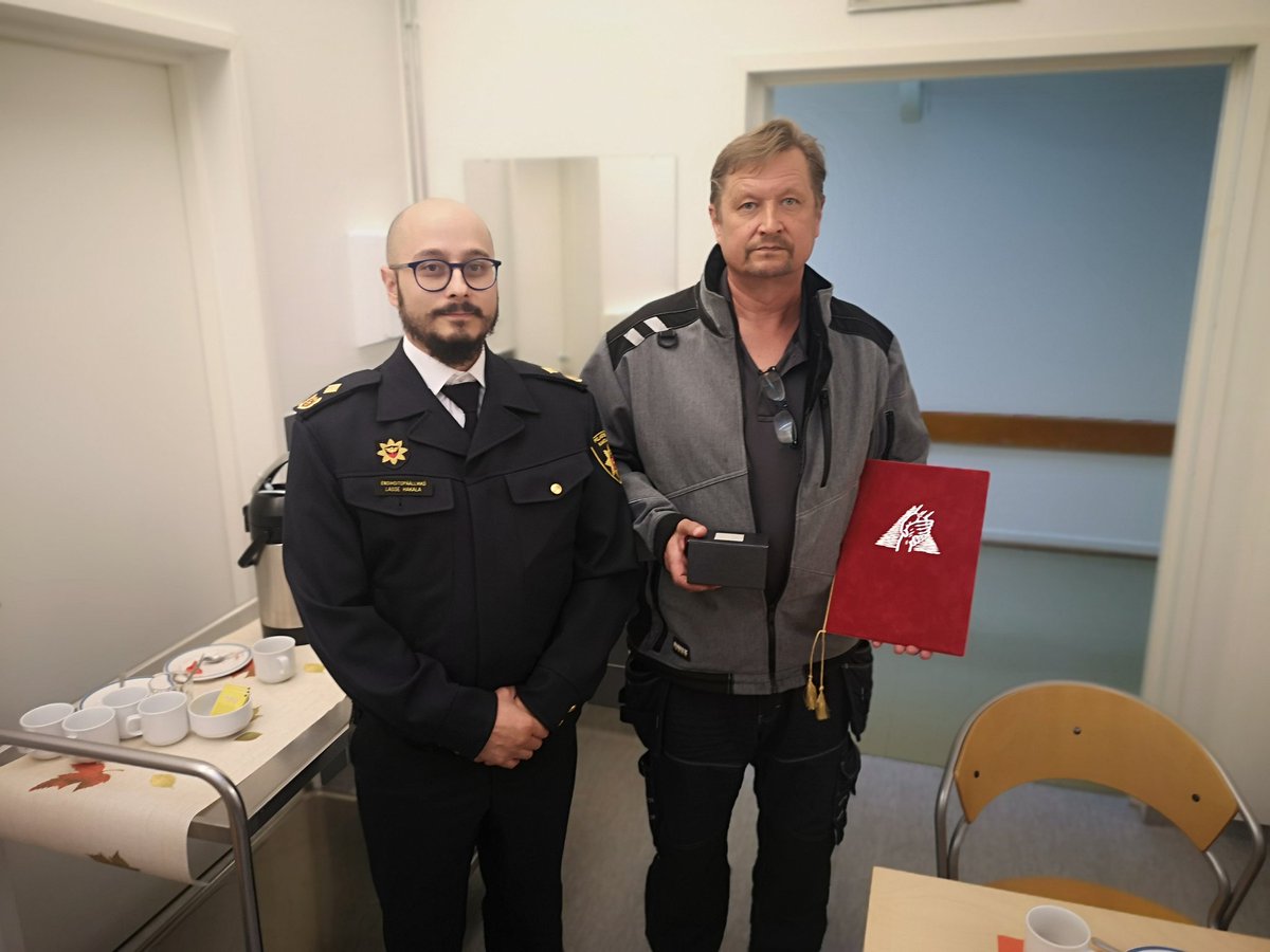 HakaLasse's tweet photo. #TulevaisuudenPelastajat eivät voi onnistua ilman kansalaisten ansiokasta toimintaa ja @112_Finland ammattitaitoisia päivystäjiä.

Tänään oli hieno palkitsemistilaisuus, Vesa Lehtosen ansiokkaasta toiminnasta ihmishengen pelastamiseksi.

@KHpelastus @KantaHameenSHP @ensihoitokh https://t.co/iIWfbrriFd