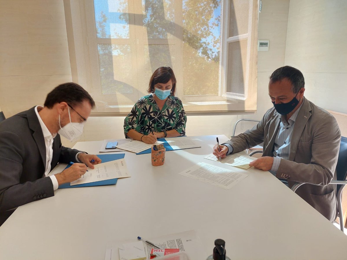 AjuntamentVLC's tweet photo. 🏠Des de la regidoria de #Vivenda, donem suport al festival @OpenHouseVlc signant✍🏼 un conveni amb l'entitat organitzadora, l'Acadèmia Europea del Paisatge Urbà #AEPU.
🏦Este festival, que comença el 22 d'octubre🗓️, mostra la riquesa del patrimoni arquitectònic de #València. https://t.co/IFI51uUEDJ