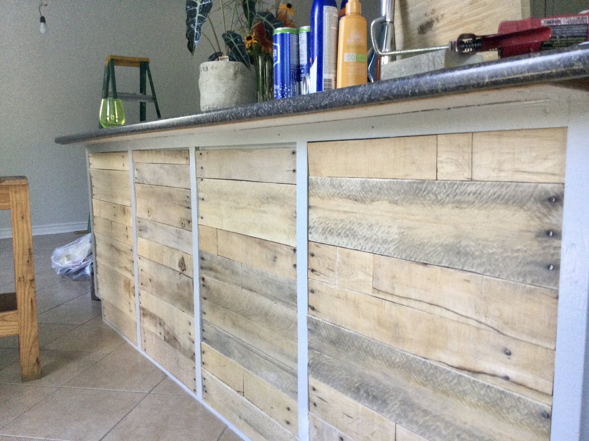 stevefa88482063's tweet photo. Pallet man strikes again! New kitchen makeover with a bit of paint and a few pallets. Thanks to my old shipmate Joe Graham for his painting skills 😀 #palletprojects #palletmakeover #palletproject https://t.co/vLmLKxnKLp