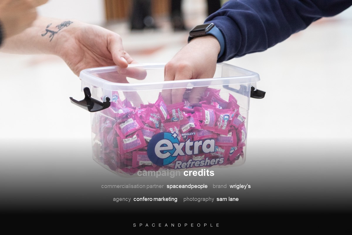 SpaceandPeople's tweet photo. If you’re travelling through Nottingham station today, look out for Wrigley’s – they’re handing out samples to promote their new Extra Refreshers gum!

#spacespecialists #eventspace #sampling #wrigleysextra #experientialmarketing #experientialevents @ExtraOfficialUK @ConferoM https://t.co/H9St66FZfR