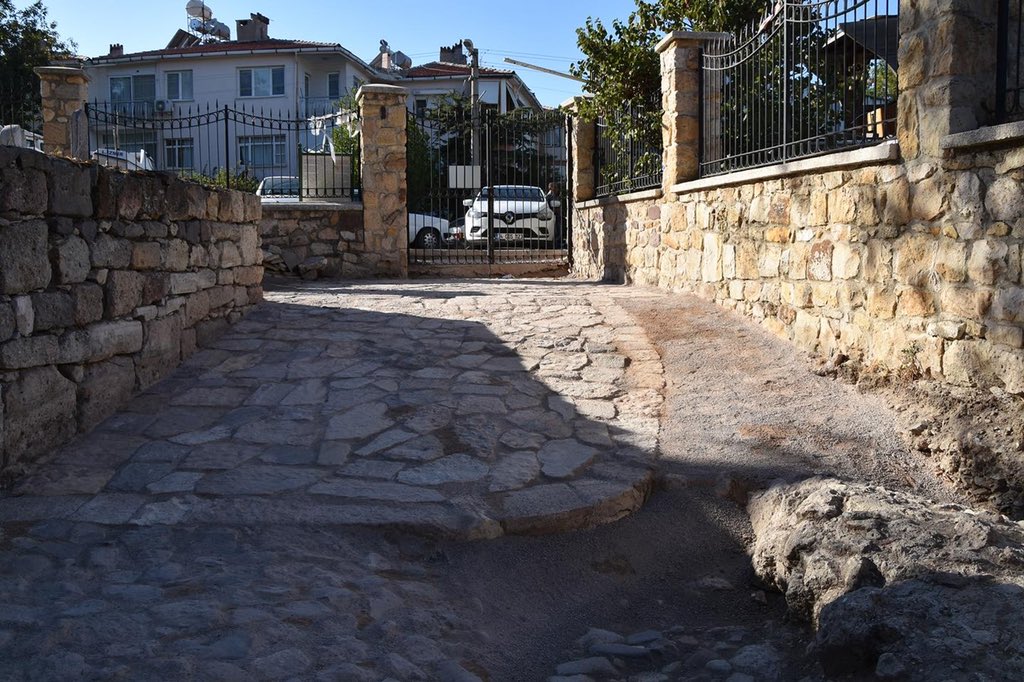 İzmir Müze Müdürlüğü’nün ilçe merkezimizdeki Osmanlı Mezarlığında gerçekleştirdiği yol temizliği, çevre düzenlemeleri ve yıkılan duvarların tamiratı çalışmalarına destek veriyoruz.