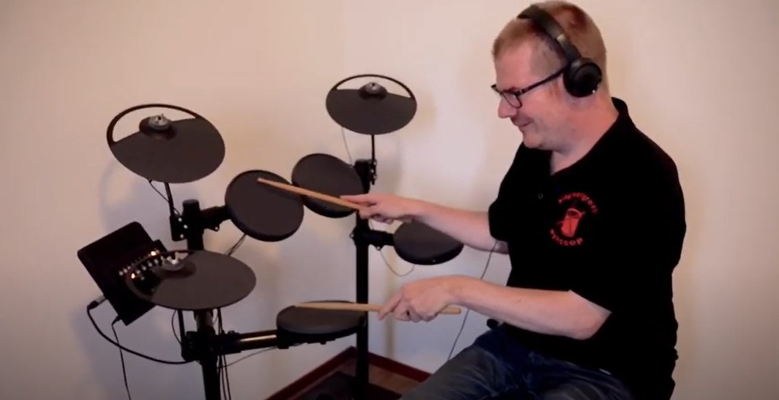 Vandaag kun je kijken hoe het er aan toe gaat bij Manege Onder de Linde🐴. Ga jij naar de kijkdagen👀? Ype Johannes van Slooten is drummer🥁! Hoe oefent hij dat dan stilletjes😮? Dit en meer zie je deze week in Binnen Alliade. Veel kijkplezier! bit.ly/3AngBmB