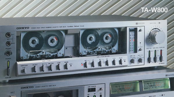 Onkyo war weltweit das erste Unternehmen, das ein verbraucherorientiertes Hochgeschwindigkeits-Dual-Dubbing-Kassettendeck auf den Markt brachte. Viele ähnliche Produkte, die folgten, waren klar vom TA-W800 inspiriert. #throwbackthursday