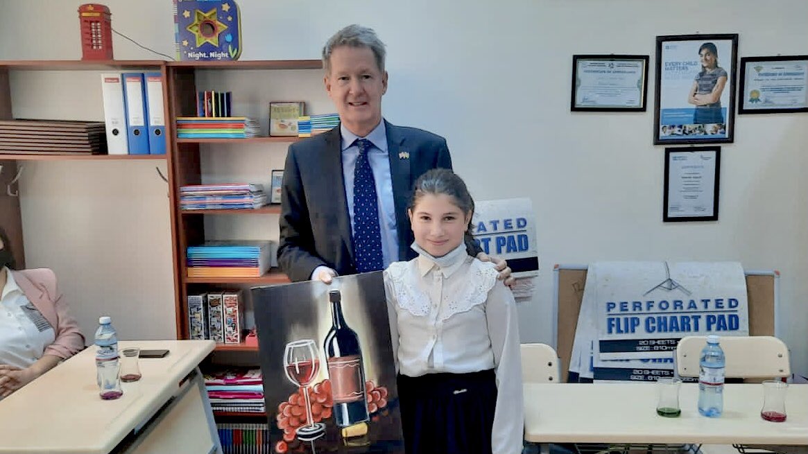 JamesSharpUK's tweet image. Gəncədə ingilis dili mərkəzinin müəllim və şagirdləri ilə görüşmək xoş oldu. Onlara uğurlar arzu edirəm. @FCDO və @azBritish   uşaqların təhsilini dəstəkləməyə davam edir #learninghubs #cssf 🇬🇧🤝🇦🇿