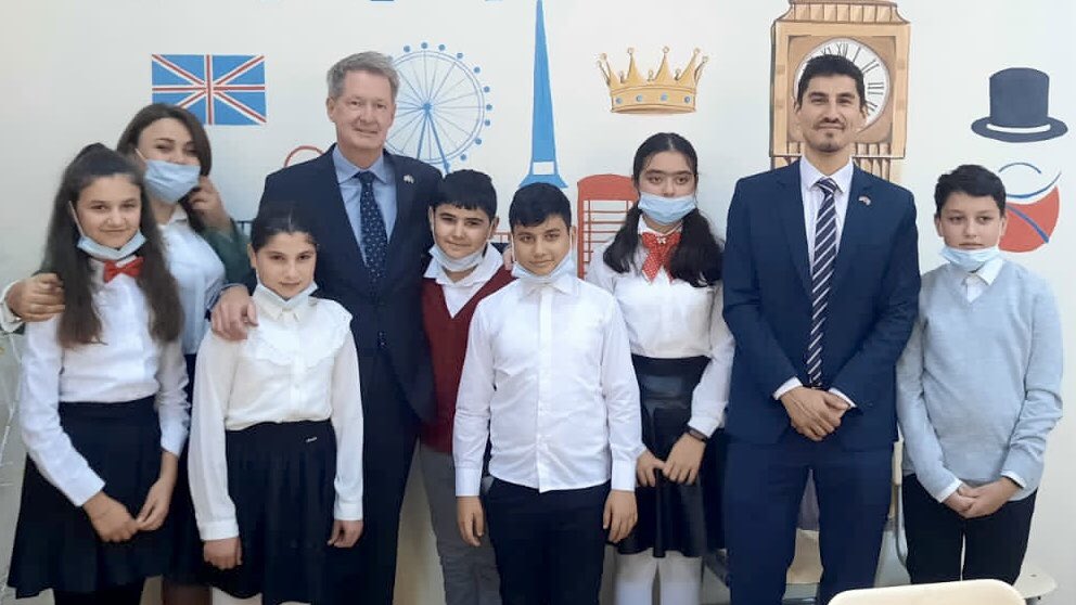 JamesSharpUK's tweet image. Gəncədə ingilis dili mərkəzinin müəllim və şagirdləri ilə görüşmək xoş oldu. Onlara uğurlar arzu edirəm. @FCDO və @azBritish   uşaqların təhsilini dəstəkləməyə davam edir #learninghubs #cssf 🇬🇧🤝🇦🇿