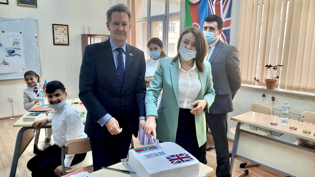 JamesSharpUK's tweet image. Gəncədə ingilis dili mərkəzinin müəllim və şagirdləri ilə görüşmək xoş oldu. Onlara uğurlar arzu edirəm. @FCDO və @azBritish   uşaqların təhsilini dəstəkləməyə davam edir #learninghubs #cssf 🇬🇧🤝🇦🇿