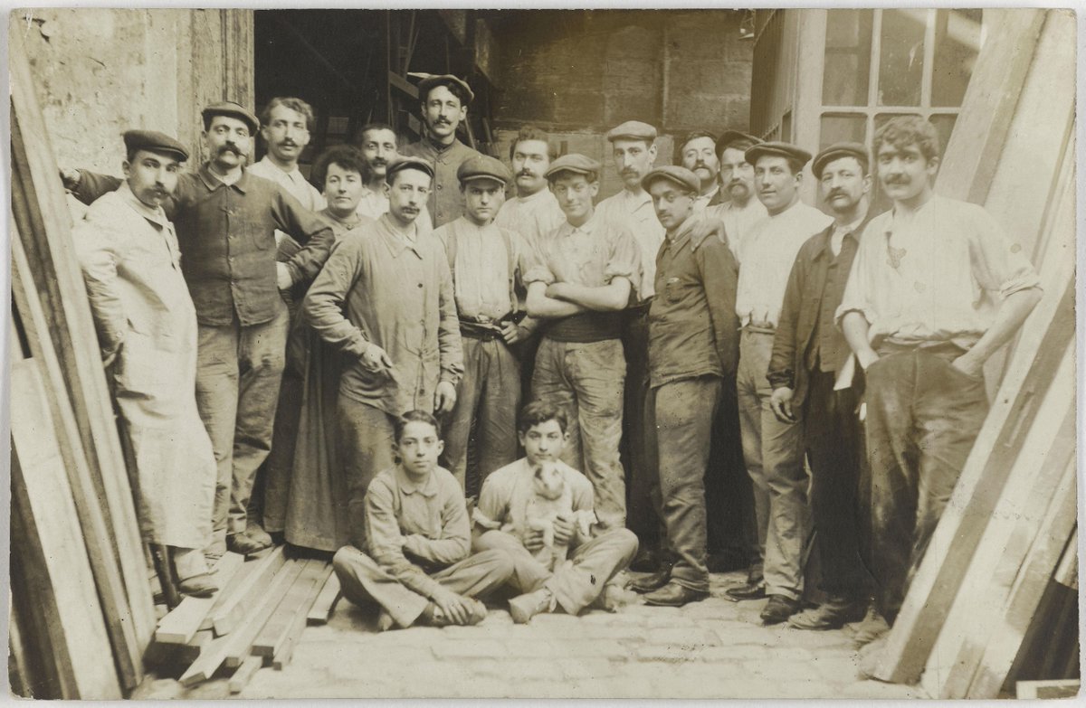 «Travailler en bleu (fin XIX°-XX° s.)» : en écho à son nouveau livre, J. Brucker, docteur en histoire, examinera aujourd'hui à 10h aux <a href="/rdvhistoire/">Rendez-vous-histoire</a> de #Blois le "bleu", ce vêtement de travail symbole du monde ouvrier
#RVH2021 bit.ly/3oeB7n2