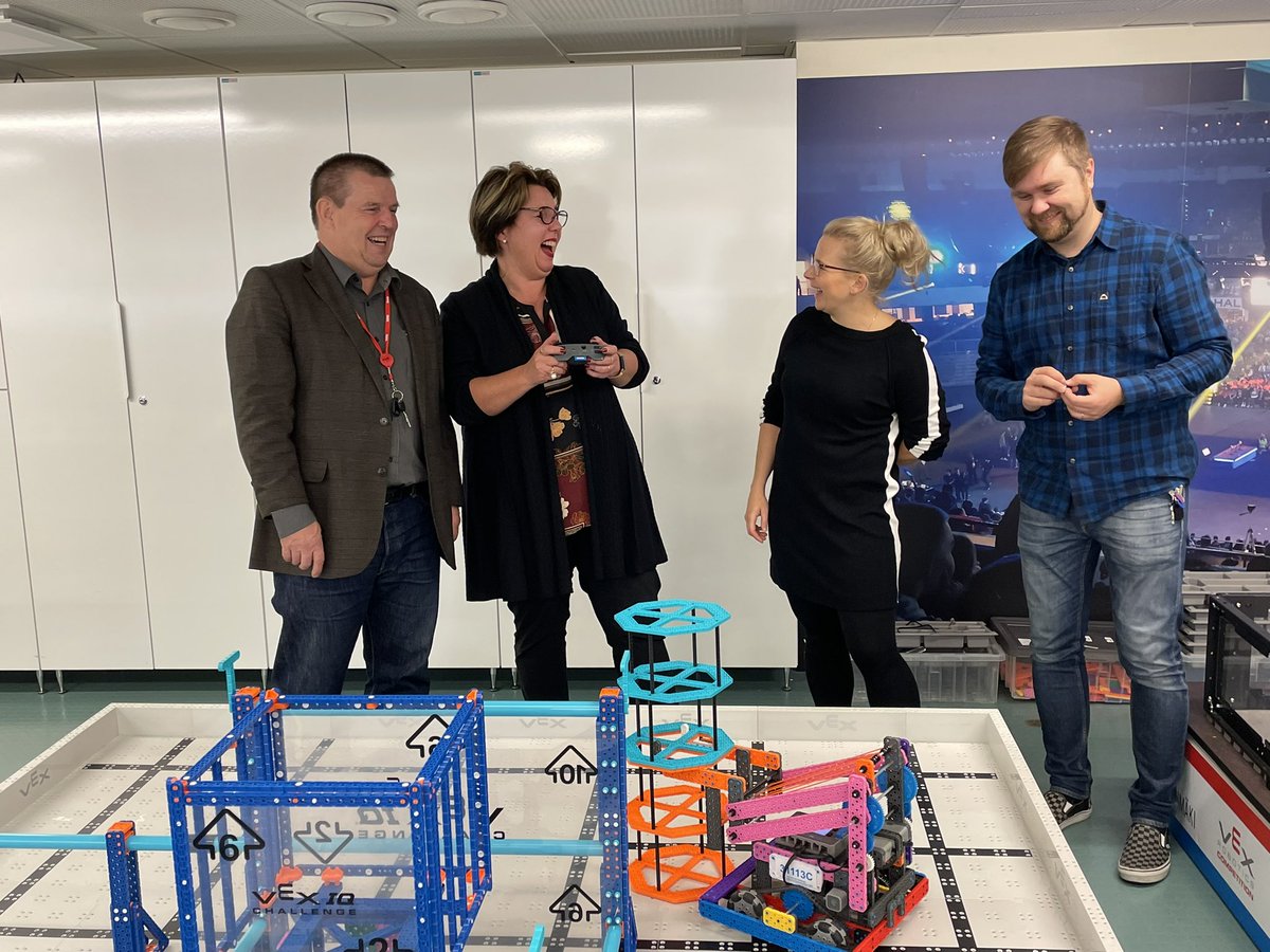 ViitanenReetta's tweet image. Näin hauskaa oli tänään robotiikan parissa, kun saimme asetella tulevia kehitysaskeleita yhdessä @KristaTaipale1 @EngstromPia @ESantakallio ja Elisa Utriainen kanssa @robotics_campus #RoboRiksu #RoboHoiva #Roboticscampus #RoboOpe