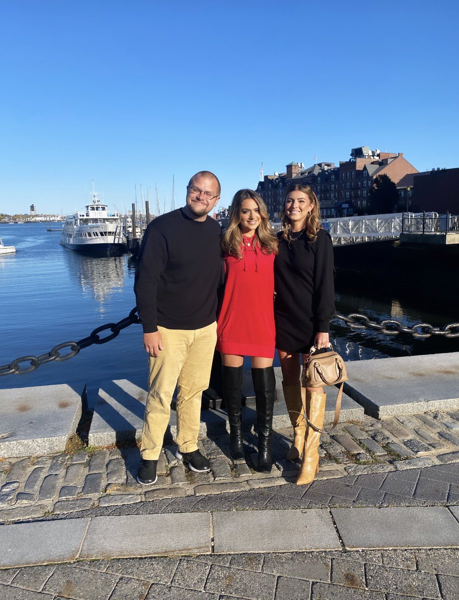 BarstoolRia's tweet photo. Mom and dad drop their slutty daughter off at her first year in college https://t.co/dZUXGf1LHx