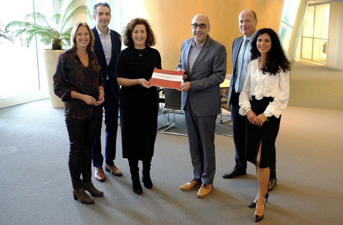 Voortgang Actieplan Stages &amp; leerbanen <a href="/SBBNL/">SBB</a> overhandigd aan minister <a href="/ivanengelshoven/">Ingrid van Engelshoven</a> Dankzij inzet mbo én bedrijfsleven zijn in de crisis 27500 tekorten opgelost voor mbo-studenten👏🏻In juni waren 263.500 leerplaatsen beschikbaar. Mbo biedt zovéél kansen en toekomstperspectief!