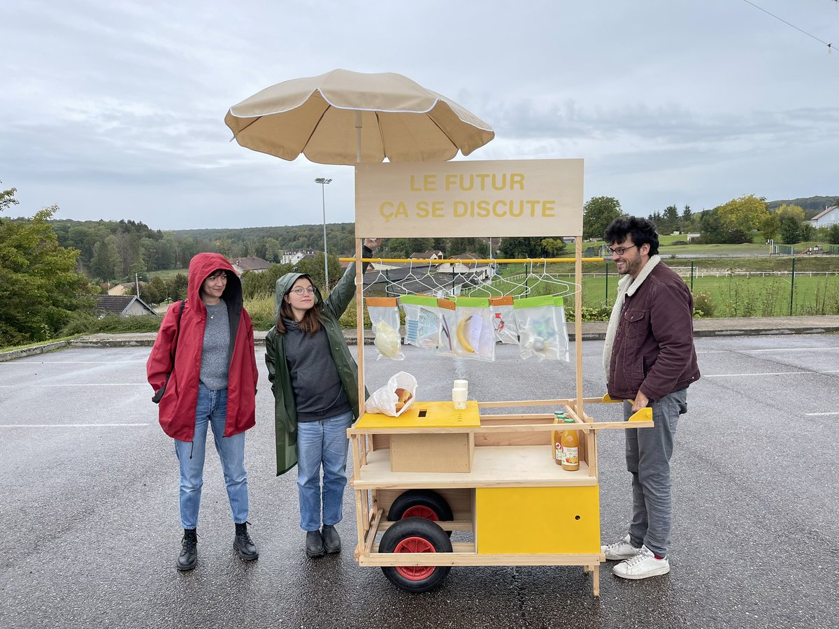 Vraiment Vraiment (@vrmtvrmt) on Twitter photo L'équipe #VillagesDuFutur <a href="/BillonPierron/">Camille Billon-pierron</a> <a href="/butshortlived/">绍兴</a> & Lina ont sorti le grand jeu pour parler du futur avec les habitant·e·s de Loulans-Verchamp (70). Viennoiseries incluses. <a href="/bfc_region/">Région Bourgogne-Franche-Comté</a> L'équipe #VillagesDuFutur <a href="/BillonPierron/">Camille Billon-pierron</a> <a href="/butshortlived/">绍兴</a> & Lina ont sorti le grand jeu pour parler du futur avec les habitant·e·s de Loulans-Verchamp (70). Viennoiseries incluses. <a href="/bfc_region/">Région Bourgogne-Franche-Comté</a>