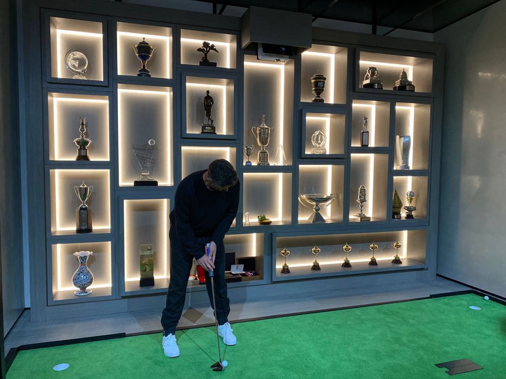 Justin Rose’s trophy case/putting lab 🔥