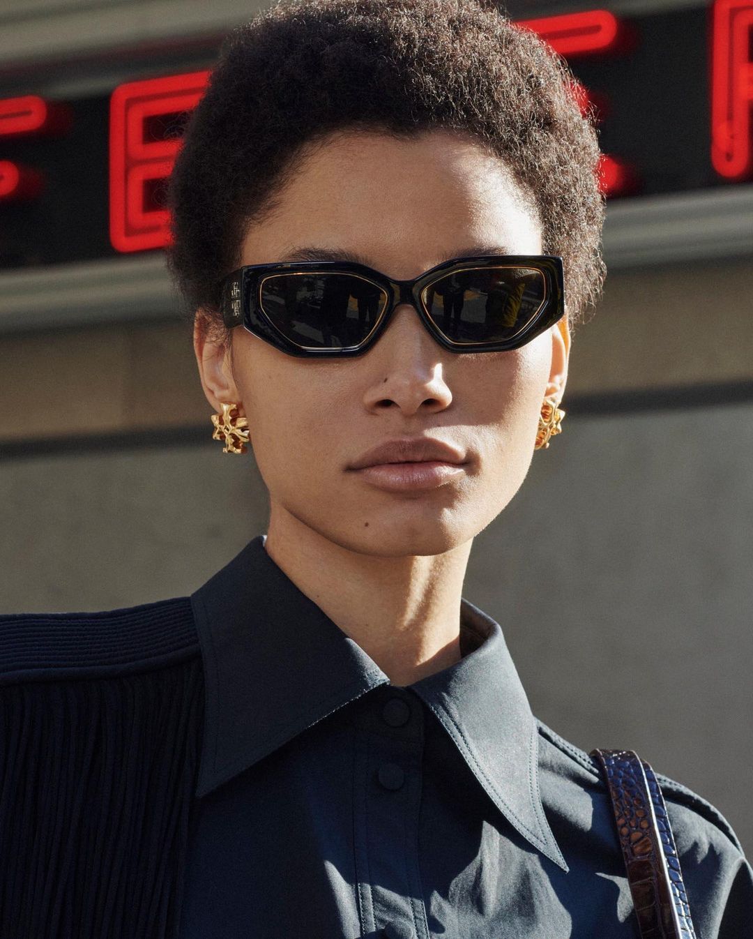 Tory Burch on X: Our Kira sunglasses. Inspired by vintage motorcycle  glasses in the 50's, tomboy chic. #ToryBurchFW21 #ToryBurch    / X