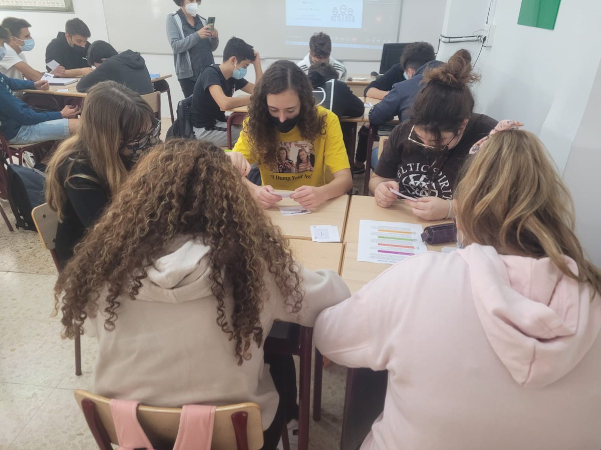 FET_Bellvitge's tweet photo. Recerca? Innovació?..
Al #DecideGame d'avui hem discutit sobre la #fotònica i la importància de la #ciència a la nostra vida🔝
#ProtagonistesAmbTu
#Batxillerat
#Bellvitge #ElGornal
#EducacióLH #LHEducació
#LHospitalet #LH
#SomriuresCompartits https://t.co/sdwb0OWmtY