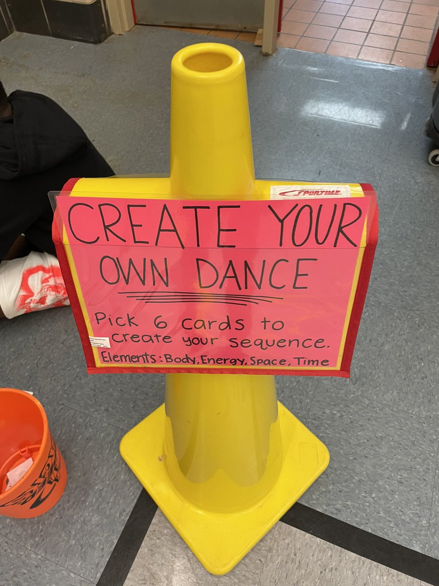 AFallsPETeach's tweet photo. Love when #physed interns think outside the box! Towson intern Ms Stepp bring the elements of dance to life during her very engaging &amp; creative lesson! 😁Mr. Farrell is an awesome mentor teacher! @BrockBAACPS @AACPSHPED https://t.co/lMSVY5CVnM