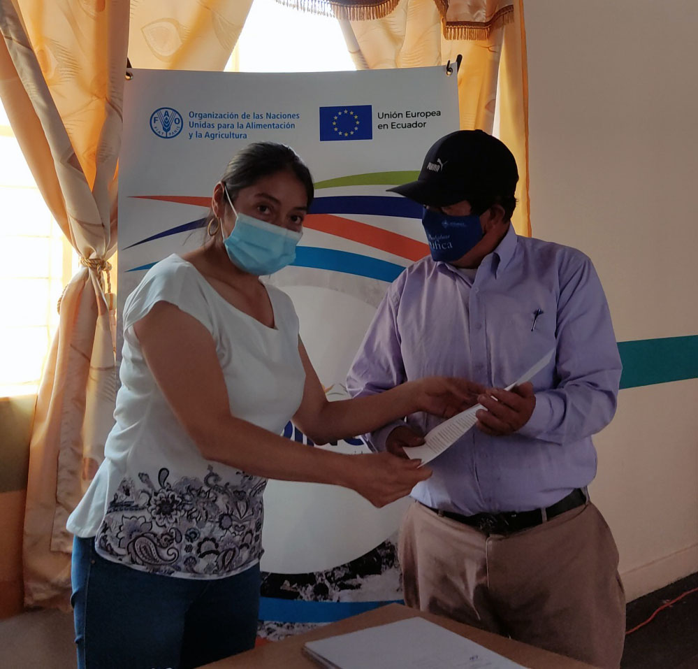 FAOEcuador's tweet photo. En la parroquia Apuela, Imbabura, las comunidades Pueblo Viejo y Pucará junto a la Asociación Agroartesanal de Caficultores “Río Intag” y la Corporación de Productores Agropecuarios Intag Sustentable, firmaron el Consentimiento Libre, Previo e Informado; un derecho de los pueblos https://t.co/LXJoDUg74z