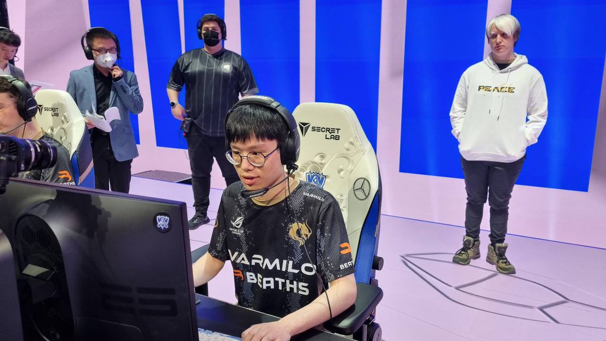 BeathsWorld's tweet image. The League of Legends World Championship is looking great!! 

Focus on tomorrow’s Bo5 👀🔥

#Beaths #fashionpartner #gamingapparel #streetwear #gaming #Worlds2021 #lol #LeagueOfLegends