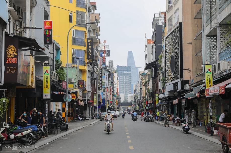 Expat_Local's tweet photo. Bui Vien Street: Beer, whisky make way for veggies, fruits. #travelgram #traveltheworld #traveling #travelling #traveladdict #travelinggram #travelawesome #travelstoke #travelinspiration #travelmore #travelpic #travellife #travelpics #travelbug #travelgoals #travel https://t.co/ZGeV2gVuks