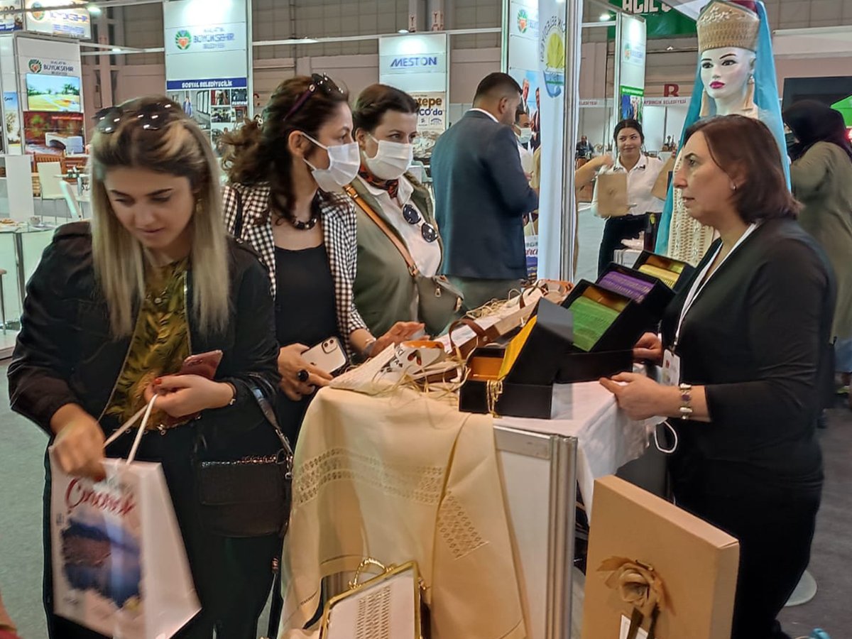 Cinarcikbld's tweet photo. Gaziantep’te düzenlenen “EXPOBEL Çevre, Şehircilik ve Teknoloji Fuarı”nda Marmara’nın İncisi Çınarcık’a büyük ilgi var.#expobel #expobelfuarı #şehircilik #belediye #Çınarcık #Yalova 

👉https://t.co/FNS4IZvaHP https://t.co/4WdGbLJdSN
