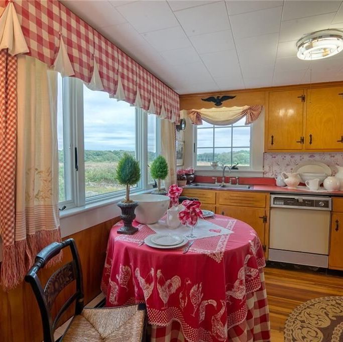 Randall_Realtor's tweet photo. A real country kitchen with waterview!
#FurnishedRental
.
.
.
#countrykitchens #kitchendesigns #rentals #stoningtonrentals #CTrentals #homes
#randallrealtors #RandallRealtorsCompass #CompassCoastalNewEngland https://t.co/A6gfsgX9L6