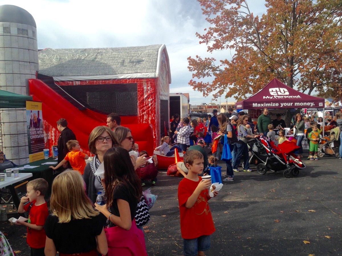 Bloom_CU's tweet image. It will be beautiful weather this Saturday for Urban HayDay in downtown Hudsonville, 11am-3pm.  It’s a day filled with cider, donuts, hayrides, pony rides, kid’s tractor pulls, bounce houses, and exploding pumpkins!  
Stop by our bright orange @Bloom_CU tent and say BOO!