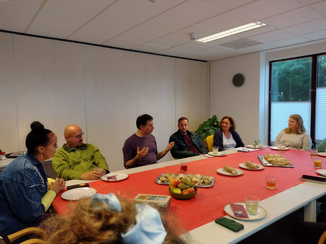 Enik RecoveryCollege (@enik_rc) on Twitter photo Geboeid luisteren onze internationale <a href="/Ifs_network/">Ifsnetwork</a> gasten naar het herstelverhaal van Conrad #studie uitwisseling #socialegelijkwaardigheid Geboeid luisteren onze internationale <a href="/Ifs_network/">Ifsnetwork</a> gasten naar het herstelverhaal van Conrad #studie uitwisseling #socialegelijkwaardigheid