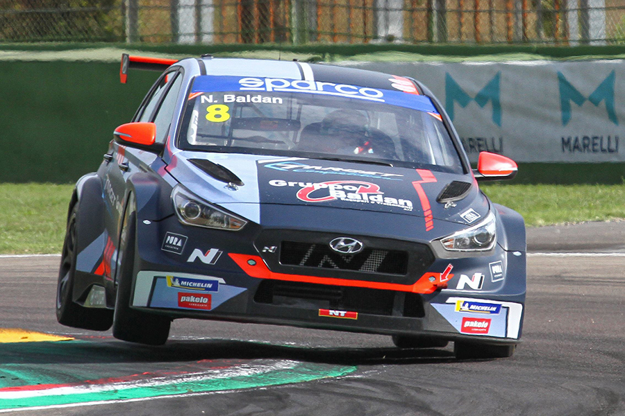 On the eve of 🏆#TCRItaly's season finale at 🏁#Mugello, the Tribunal upheld #NicolaBaldan's appeal against the 🏁#Imola's penalty and so the 👨‍🔧#TargetCompetition's driver has taken the leadership in the standings.

READ MORE▶️tcr-series.com/news/item/trib…
#TCR #TCRseries #motorsport