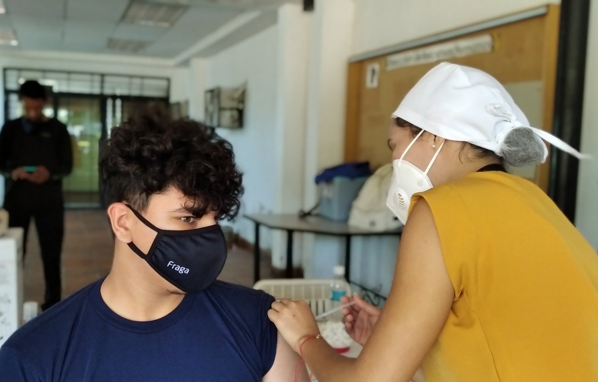 jos25hawk07's tweet photo. Seguimos atendiendo a nuestros Universitarios en conjunto con Insalud, vacunando a nuestro profesores, estudiantes y personal administrativo de la @UCarabobo 
.
.
@rafaellacava10 
@soyCesarTrompiz 
@jessydivo https://t.co/aPcBQbuIYK