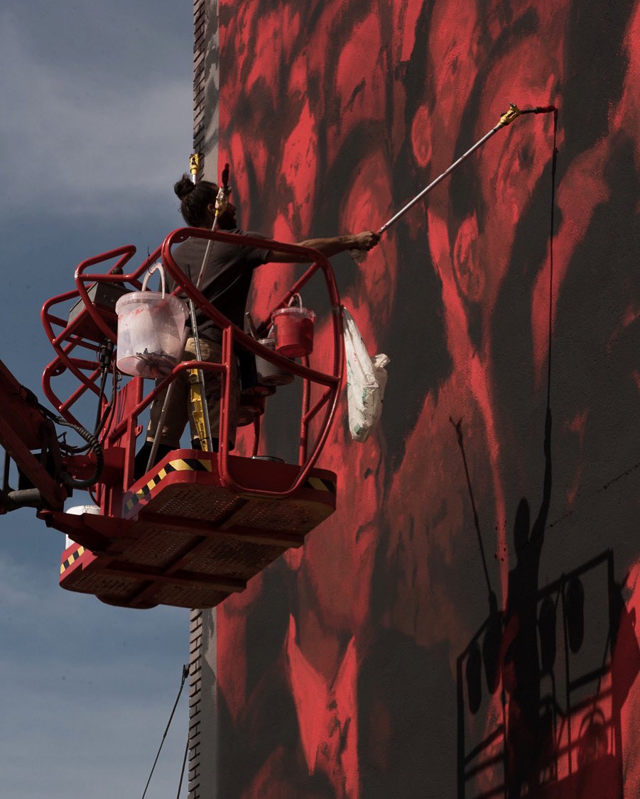 MilestoneGirona's tweet photo. 💥Aquí tenim a @axelvoid en acció! 
👉🏻Allò ordinari s'eleva a través de la seva apassionada imaginació i totes les composicions són inquietants per buscar un viatge periodistic cap a la veritat.
#streetart #urbanart #milestoneproject https://t.co/yibi9IMDsq