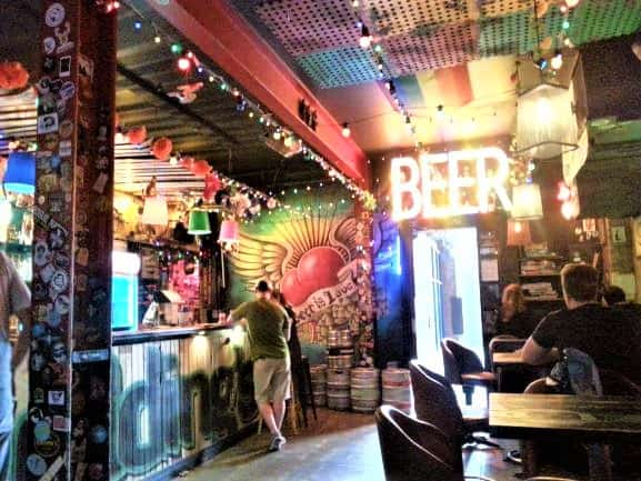 There's 'Dive bars' and there's 'Free House pubs.' But, Goldings in Wellington has the best of both, a 'Free Dive.' destinationeatdrink.com/goldings/ #Divebar #freepub #bars #pubs #Wellington #NewZealand #pizza #beer #craftbeer #goldingsfreedive