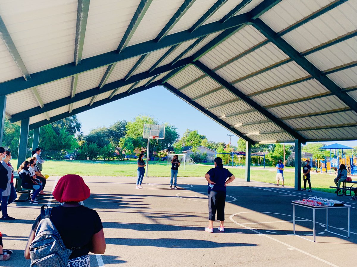 KingPetersenWRS's tweet photo. Thanks to the wonderful parents who came out for “Breakfast w/ the Principal”! They were updated on all things Petersen, from safety drills to new programs for our scholars! Special thanks to @KolacheFactory for the treats! #Thisiscommunity #ThisisPetersen 💛 https://t.co/Vustb9F4PZ