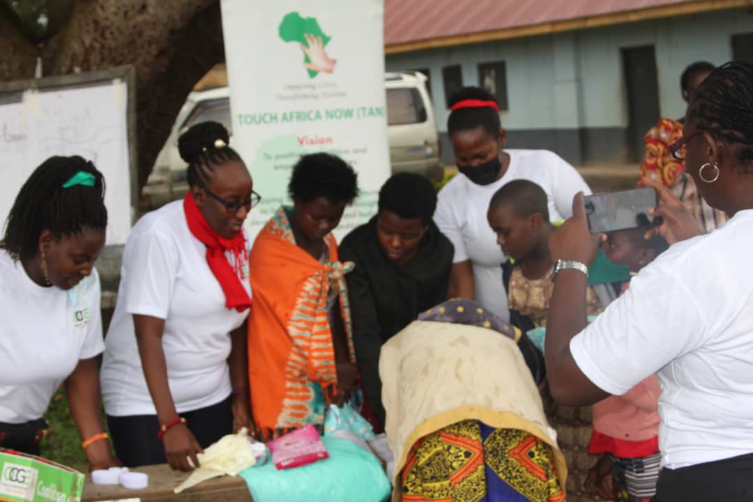 Training girls on how to make reusable sanitary towels in Kyegegwa district, as away of skilling girls happened today. Thank you team @cogeUG @ElliotOrizaarwa @JBakwangira @MonahUngweru #DigitalgenerationforallGirls