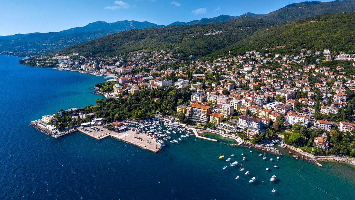 nolta2022's tweet photo. Hello Twitter! NOLTA 2022 conference will be held in beautiful Opatija, Croatia in Dec 2022. The topics will include nonlinear dynamics (theory and applications) and related fields (numerics, eng. phys., soc., data, and life sciences).
https://t.co/jyP51XsoEn
Please share widely! https://t.co/nnnd75kxa3