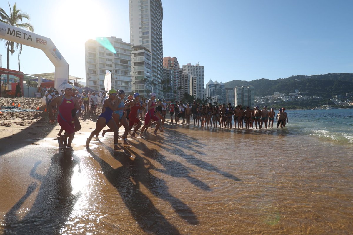Arranca en #Acapulco la competencia de #AguasAbiertas; nadadores de diversos estados del país 🇲🇽, de 13 y 14 años, recorrerán 5️⃣ km para llegar a meta, como parte del Festival Deportivo de Mar y Playa 2021. 🏖