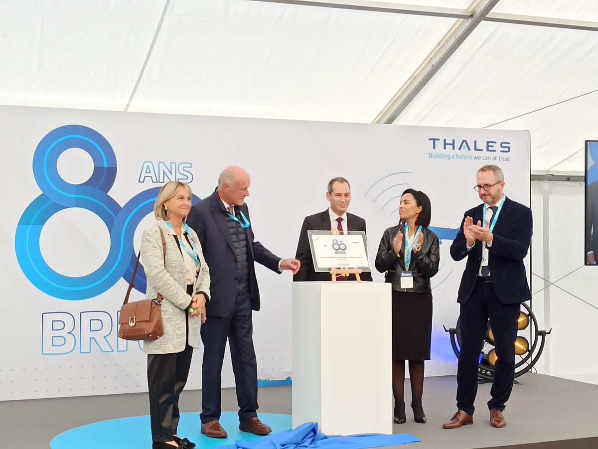 Alpha_RLH's tweet photo. 📢 @al_rousset, Président @NvelleAquitaine, est présent à #Brive pour visiter deux entreprises membres du pôle @Alpha_RLH :
☑️ @thalesgroup pour célébrer le 80 ans du site de Brive 🎂 #radiocommunication #securite
☑️ la société Prâna #hyperfrequences
@AgglodeBrive @villedebrive https://t.co/Bm6HQuFPlG